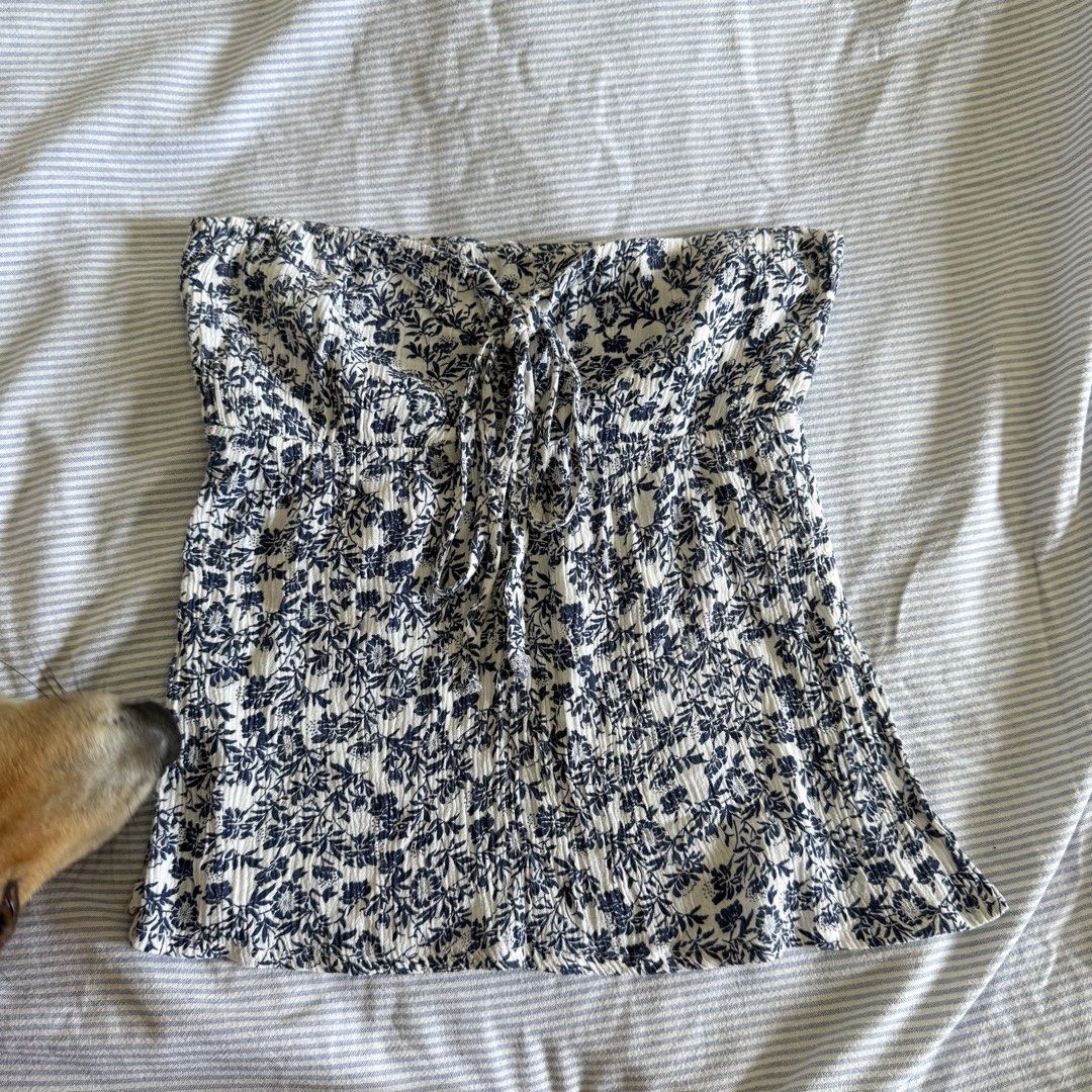 Brandy Melville Italy Exclusive Top (Category: Sleeveless) located in Davao. Submitted by aug_amari (Listing ID 1445238749, Image 1). Description: authentic bm jus cut tag wear 2 ways! tube/halter w slit.