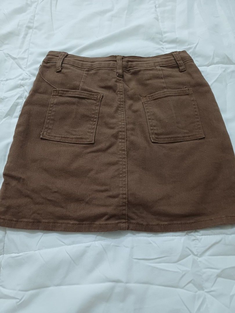 Brown Denim Mini Skirt (Category: Skirts) located in Pasig City. Submitted by wisefish.626cb7 (Listing ID 1445338959, Image 2). Description: Size 28 to 29.