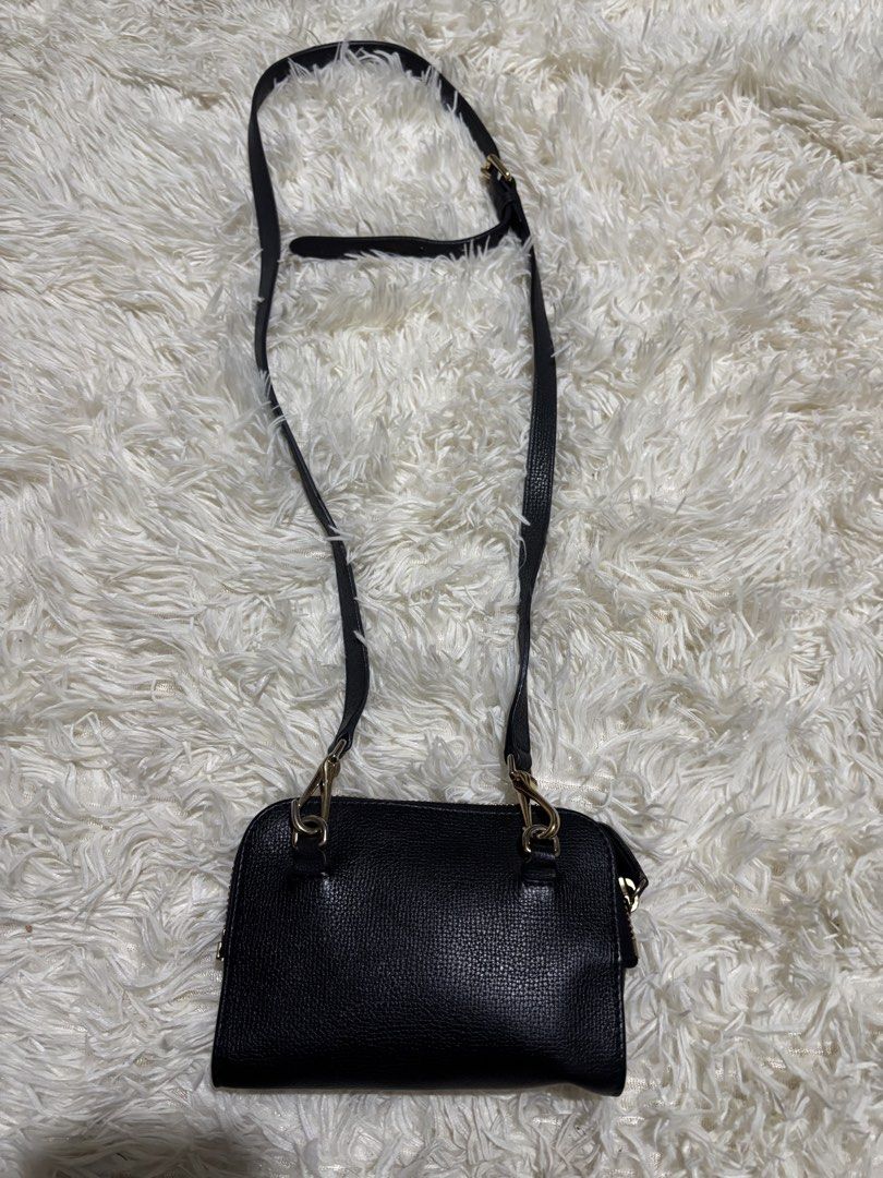Burberry Logo Plaque Mini Crossbody (Category: Luxury Bags & Wallets) located in Legazpi City. Submitted by thesource052 (Listing ID 1445413480, Image 2). Description: Crossbody bags are truly versatile and this piece from Burberry is just that, with a touch of high fashion. Flaunting the logo plaque on the front, the bag comes in black leather with a zip closure that opens into a fabric interior. The perfect accessory for daily use! Gender Women