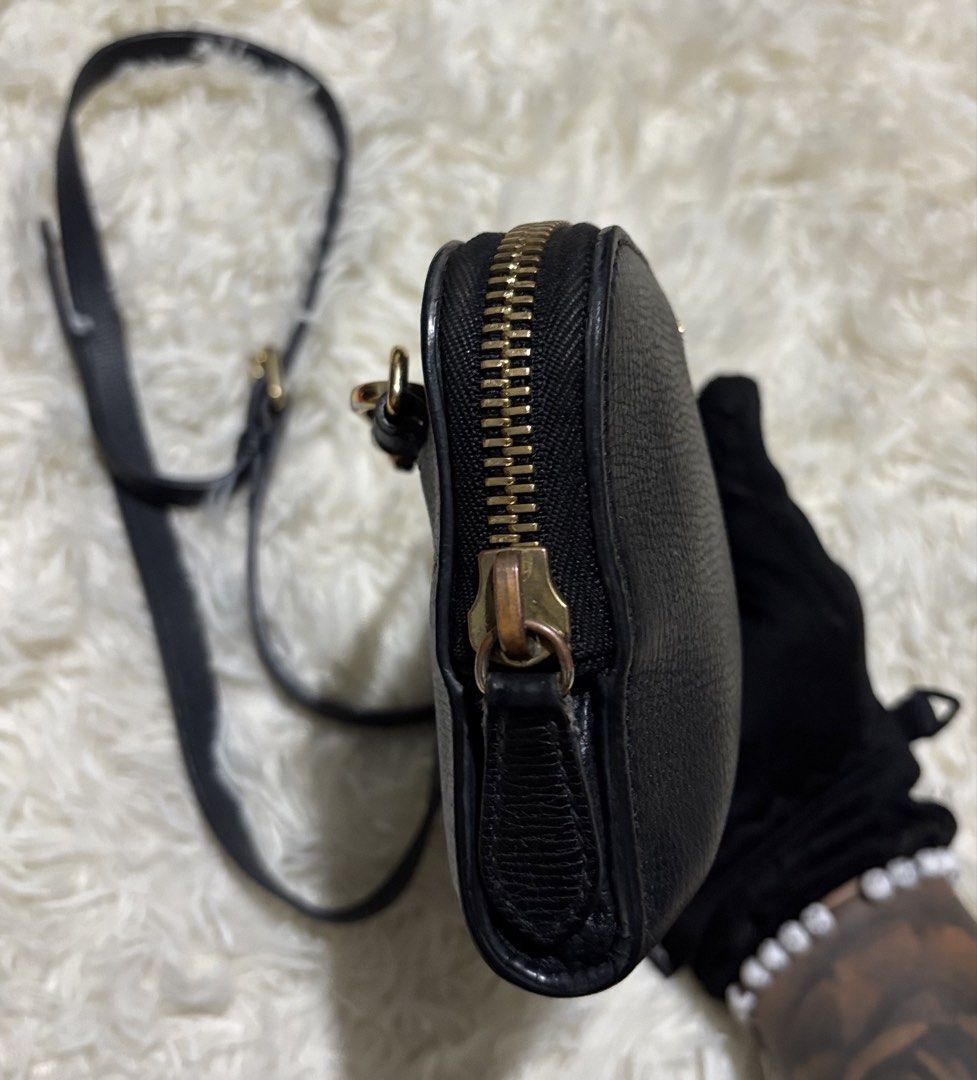 Burberry Logo Plaque Mini Crossbody (Category: Luxury Bags & Wallets) located in Legazpi City. Submitted by thesource052 (Listing ID 1445413480, Image 3). Description: Crossbody bags are truly versatile and this piece from Burberry is just that, with a touch of high fashion. Flaunting the logo plaque on the front, the bag comes in black leather with a zip closure that opens into a fabric interior. The perfect accessory for daily use! Gender Women