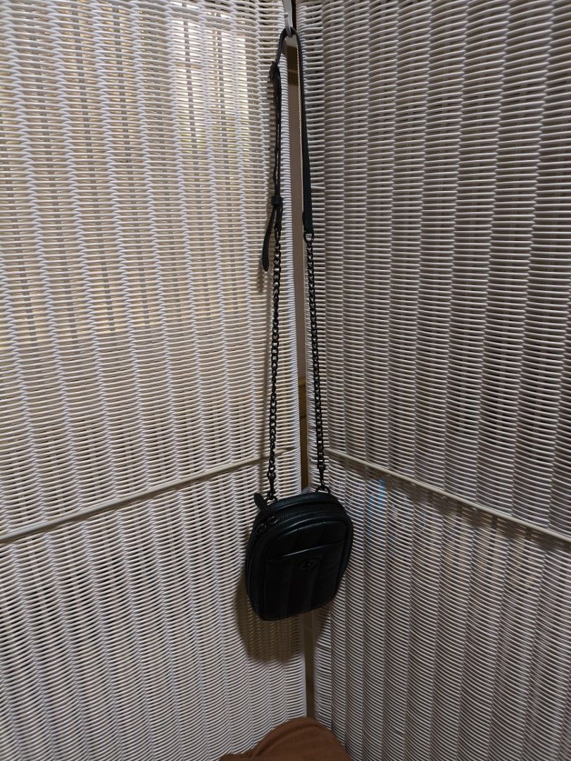 COACH Tall Camera Bag with Quilting (Category: Cross-body Bags) located in San Jose. Submitted by nnayramsfinds (Listing ID 1445294973, Image 2). Description: -No hangtag (lost it) -Dark metallic green -year 2021 -SF is 75.
