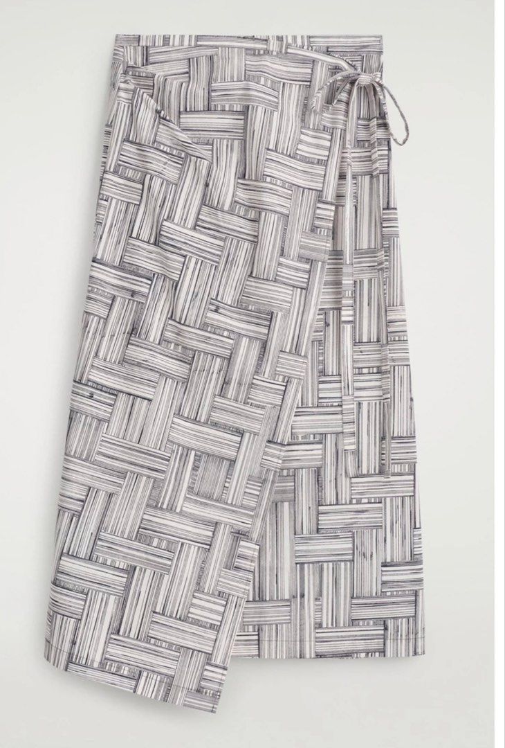 COS Woven Print Wrap Midi Skirt (Category: Skirts) located in Taguig. Submitted by sourcedbym (Listing ID 1445341276, Image 2). Description: - Midi wrap skirt Retail 6500 #COS.
