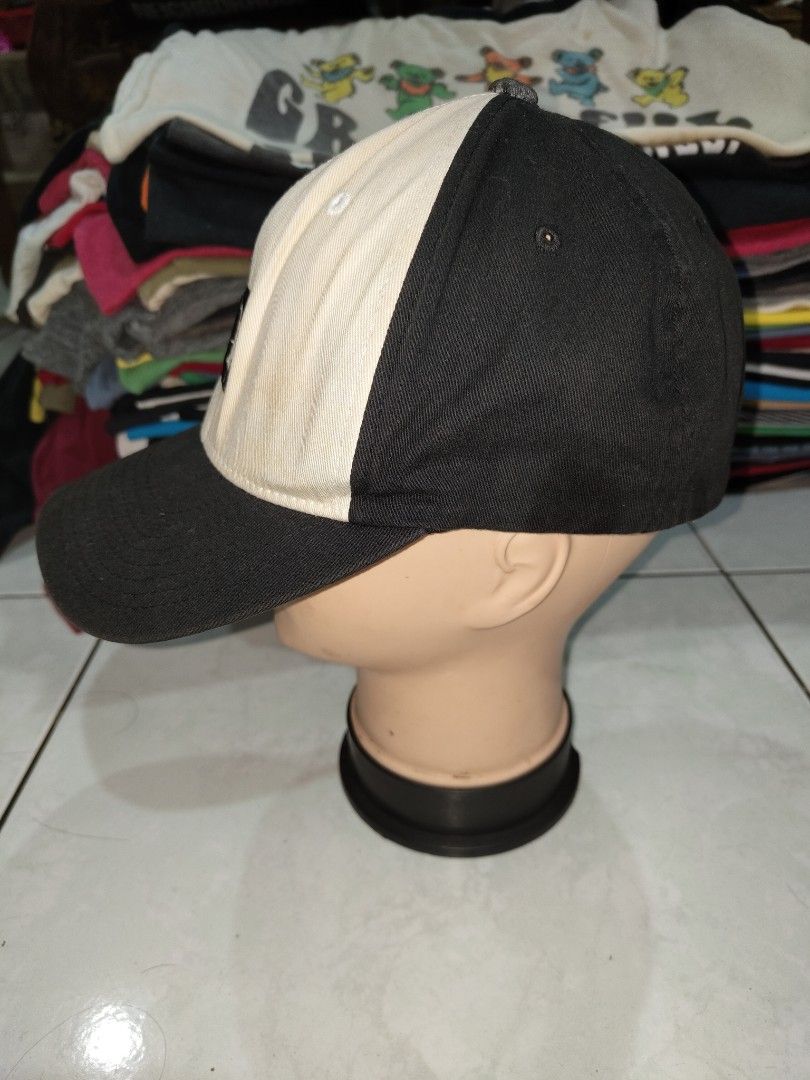 DC Shoes Flexfit Cap (Category: Cap & Hats) located in Kuala Lumpur. Submitted by golyolistore (Listing ID 1445350419, Image 2). Description: - Brand: DC Shoes - Design: Two-tone (black brim, off-white crown) - Features: Embroidered DC logo on front - Technology: Flexfit for comfortable fit - Size: L-XL - Ideal for: Everyday wear - FREE SHIPPING Nationwide! .