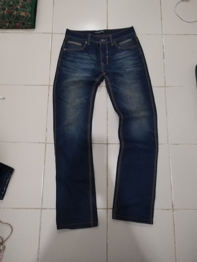 DOLCE&GABBANA SLIM TAPERED JEANS (Category: Jeans) located in Bulacan. Submitted by side.hustle11 (Listing ID 1445280956, Image 2). Description: Dolce&gabbna slim tapered jeans waistline 28-30 length 40 hemp 7 excellent condition po price 1k loc bulacan.