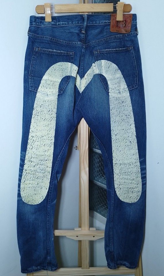 Evisu no .3 LOT 2000 selvedge Jeans (Category: Jeans) located in Manila. Submitted by patrickjos06722 (Listing ID 1445374350, Image 3). Description: - Classic Evisu jeans - Iconic painted 'M' logo on back - Distressed detailing - Unique white paint splatters on front - Button fly closure - Statement piece for any denim collection - vintage, international release.
