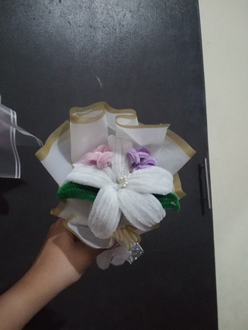 Fuzzy Wire White Flower Bouquet (Category: Flowers & Bouquets) located in Manila. Submitted by aian25 (Listing ID 1445409578, Image 1). Description: .