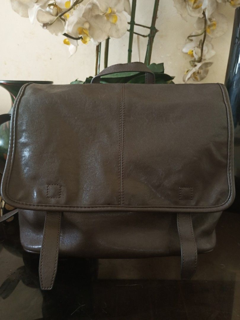 Genuine leather backpack medium (Category: Backpacks) located in Santa Rosa. Submitted by chieby34 (Listing ID 1445366906, Image 2). Description: genuine leather medium lightweight.