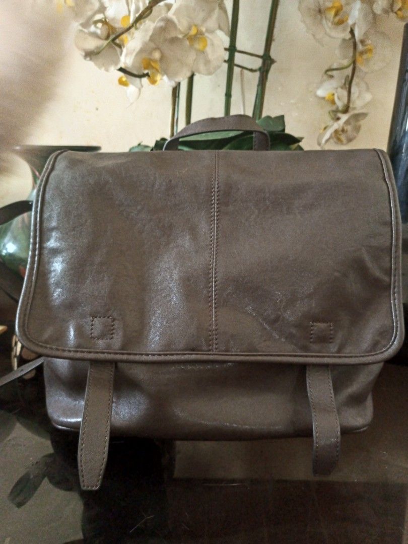 Genuine leather backpack medium (Category: Backpacks) located in Santa Rosa. Submitted by chieby34 (Listing ID 1445366906, Image 1). Description: genuine leather medium lightweight.