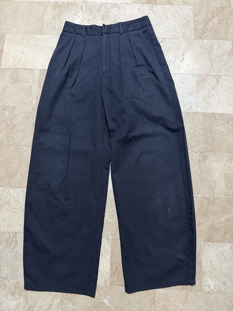 GU Wide Leg Pleated Pants Size S Navy (Category: Other Bottoms) located in Rizal. Submitted by katcascloset (Listing ID 1445285752, Image 1). Description: - Navy blue wide leg pants from GU - Size S - Features front pleats for a structured look - Made from a comfortable cotton and polyester blend - Perfect for casual or smart casual outfits - Easy to style with various tops.