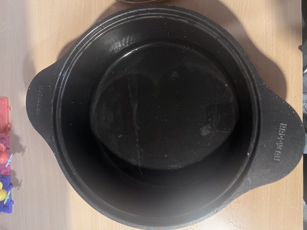 Happycall Pot with Glass Lid (Category: Cookware & Accessories) located in Manila. Submitted by exoitedd (Listing ID 1445363866, Image 3). Description: Orange pot with a black glass lid. The lid has a handle and some Korean writing on it. The pot has two handles on the sides. Great for cooking. Ready for a new home..