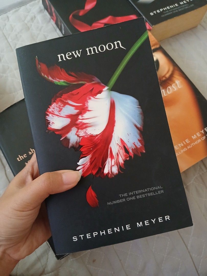Hardbound& PB | Stephanie Meyers (Category: Storybooks) located in Puerto Princesa. Submitted by enjeruru (Listing ID 1442445285, Image 3). Description: RFS: Decluttering books to free up bookshelves. DM me for book condition. ✅️Twilight ✅️New Moon ✅️Eclipse ✅️Breaking Dawn ✅️The short second life of bree tanner (HB) MOP: Gcash / Maribank/ GoTyme -Payment first -Send receipt once done First come, first serve ❌️NO JOY MINER ❌️NO CANCELATIONS ❌️NO 
