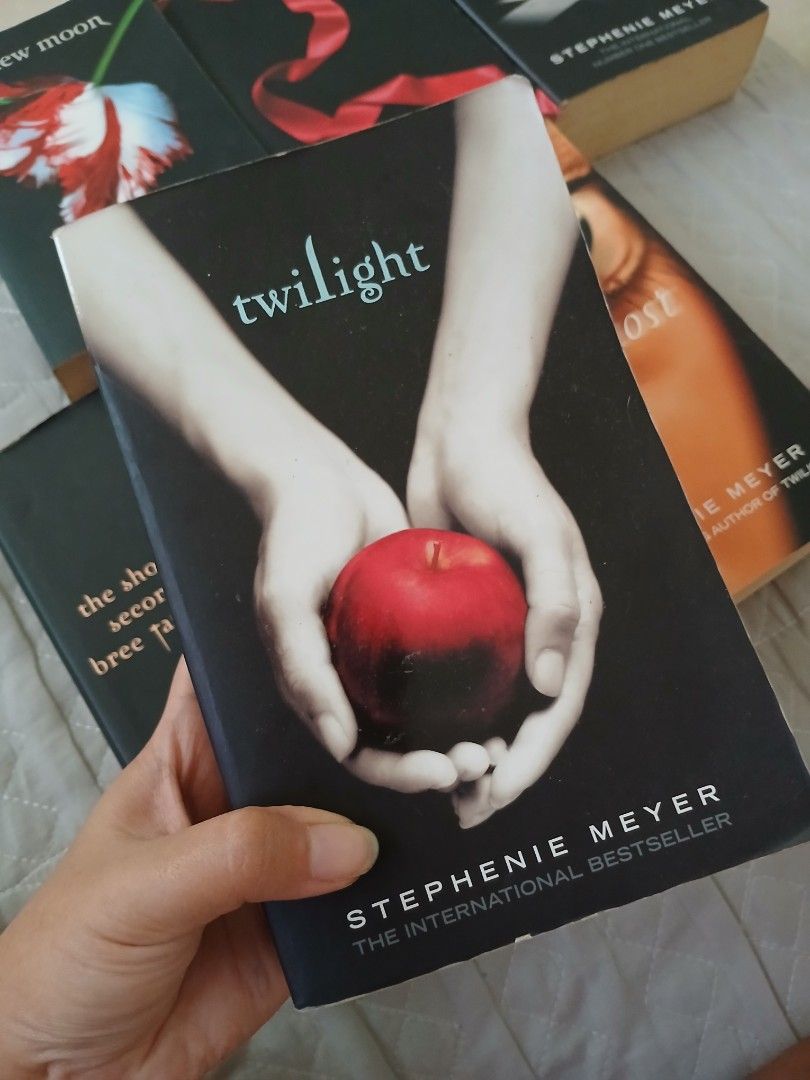 Hardbound& PB | Stephanie Meyers (Category: Storybooks) located in Puerto Princesa. Submitted by enjeruru (Listing ID 1442445285, Image 2). Description: RFS: Decluttering books to free up bookshelves. DM me for book condition. ✅️Twilight ✅️New Moon ✅️Eclipse ✅️Breaking Dawn ✅️The short second life of bree tanner (HB) MOP: Gcash / Maribank/ GoTyme -Payment first -Send receipt once done First come, first serve ❌️NO JOY MINER ❌️NO CANCELATIONS ❌️NO 