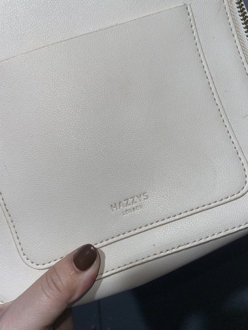 Hazzys Lounge crossbody bag (Category: Cross-body Bags) located in Butuan. Submitted by michaylukey (Listing ID 1445243834, Image 3). Description: .