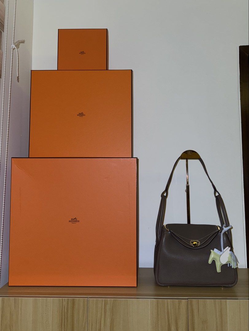 Hermes Lindy 26 Etoupe GHW (Category: Luxury Bags & Wallets) located in Quezon City. Submitted by luxury.shop_ph (Listing ID 1445332328, Image 2). Description: With bababebi certificate.