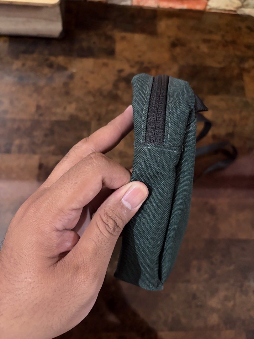 Herschel Classic Sling Bag 2L (Category: Sling Bags) located in Dasmarinas. Submitted by markusi22 (Listing ID 1445387703, Image 3). Description: .