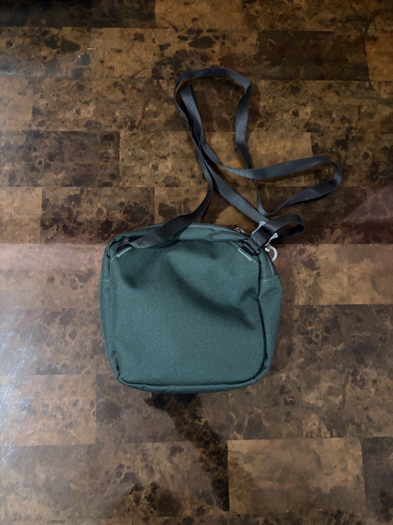 Herschel Classic Sling Bag 2L (Category: Sling Bags) located in Dasmarinas. Submitted by markusi22 (Listing ID 1445387703, Image 2). Description: .