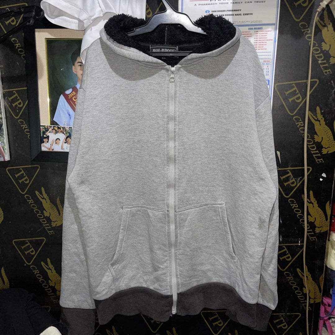 HOL - BROOK Original Item (Category: Coats, Jackets and Outerwear) located in Naic. Submitted by johnrell1234 (Listing ID 1445336762, Image 1). Description: 📐⬇️ Measurements: Width: 23” | Length: 327” | Sleeve length: 23.5” Size: Large Color rate: 10/10 likenew Condition no Issue 🚛 Delivery: J&T(Shipping starts ₱60-200) depending on location, quantity and weight MOP: Gcash & Maya Only 📍Loc: Naic Cavite Shipping Days : On your pay 📥 mesage us 
