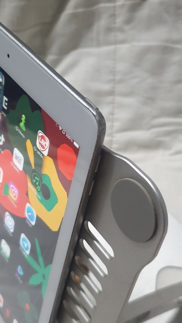 iPad 6th Gen 32GB Wi-Fi Budget-friendly (Category: iPad) located in Manila. Submitted by jimmylacsa69829 (Listing ID 1445245647, Image 3). Description: Title: iPad 6th Generation (2018) 32GB Wi-Fi - in White Bezel (Budget/Student Friendly) Price: ₱3,900.0 Description: Selling iPad 6th Generation (32GB, Wi-Fi model). may mga scratches & dents po ito but all is working fine. Best Budget Student Tab: Perfect for reading, or digital note-taking, onli
