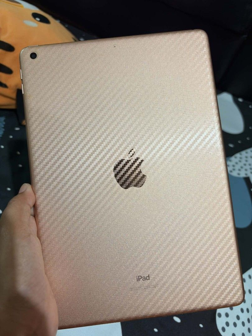 Ipad 8th gen with pencil 128gb (Category: iPad) located in Makati City. Submitted by breispreloved (Listing ID 1445300134, Image 3). Description: Selling my ipad 8th gen with pencil. still in good condition. Used mostly pangnood and reading lang. flaws: with signs of usage and yung sa isang side ng screen. mop: Gcash, Maribank, BPI, AUB meet-up: Market Marker or SM Aura. Test to sawa. For serious buyer only. .