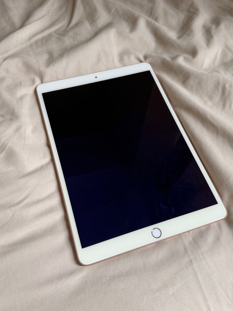 Ipad Air 3rd Gen 64gb (Category: iPad) located in Quezon City. Submitted by acg___ (Listing ID 1445255341, Image 3). Description: RFS: want to upgrade - no dents - with box and cord.