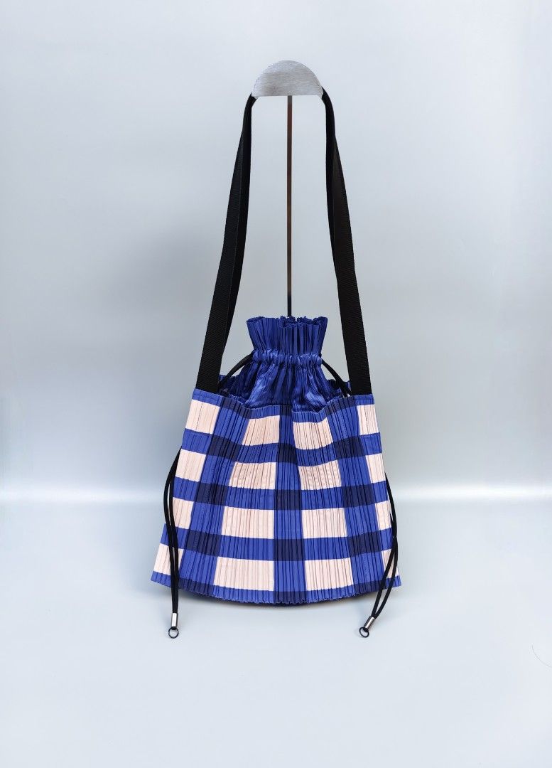 ISSEY MIYAKE PLEATED (missing tags) (Category: Luxury Bags & Wallets) located in Baguio. Submitted by archival_thrifted.ph. (Listing ID 1445348574, Image 3). Description: FOR SALE ‼️ .ISSEY MIYAKE PLEATED SHOULDER BAG .IN EXCELLENT CONDITION .ISSUE MISSING TAGS .PHP 1400 PLUS SF .❌❌ COP/COD .MOP GCASH .COURIER J&T . BAGUIO AREA .DM FOR SURE BUYER TY.