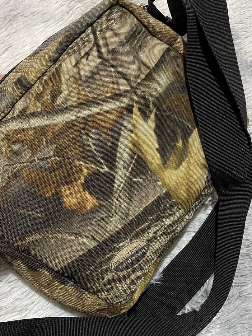 Jansport Camo Crossbody Bag (Category: Backpacks) located in Tarlac. Submitted by cheap.fleaaa (Listing ID 1445277242, Image 2). Description: Jansport & realtree✨ No issue Any courier 500 + ship Tarlac based📍.