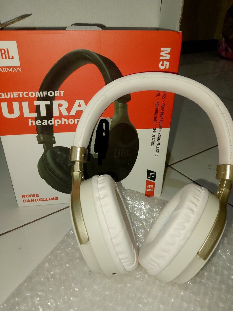 JBL HEADPHONES WITH NOISE CANCELLING (Category: Headphones & Headsets) located in Caloocan City. Submitted by wcbangkokskincare2021 (Listing ID 1440135683, Image 3). Description: HONGKONG PULL OUT.