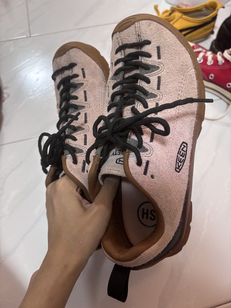 Keen x Highsnobiety Jasper W "Pink Gum" UK 4.5 (Category: Sneakers) located in Singapore. Submitted by saaawra (Listing ID 1445391165, Image 2). Description: Keen PINK shoes Suitable for hiking or casual wear UK 4.5 It’s a collab shoe!! I think I bought it for like $150? I used it when I went to Mount Bromo and Ijen! So a bit of flaws Open to nego!!! .