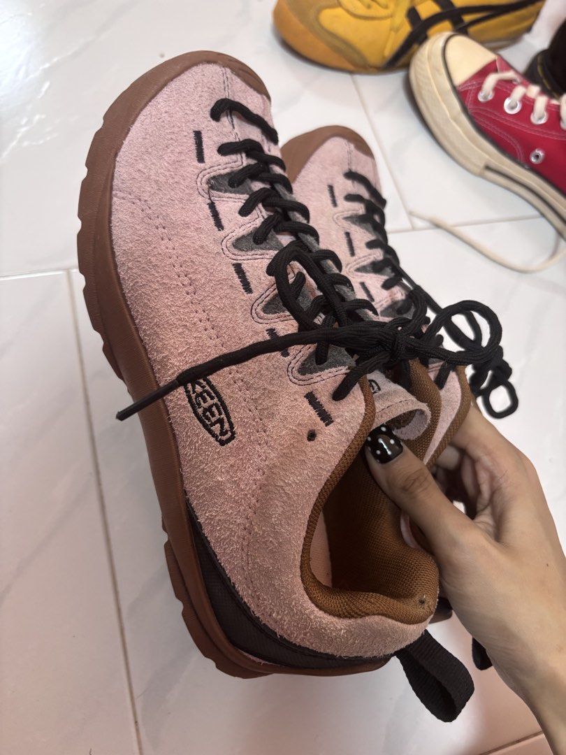 Keen x Highsnobiety Jasper W "Pink Gum" UK 4.5 (Category: Sneakers) located in Singapore. Submitted by saaawra (Listing ID 1445391165, Image 3). Description: Keen PINK shoes Suitable for hiking or casual wear UK 4.5 It’s a collab shoe!! I think I bought it for like $150? I used it when I went to Mount Bromo and Ijen! So a bit of flaws Open to nego!!! .