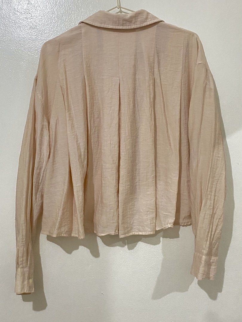 Light Pink Cropped Long Sleeve Textured Blouse (Category: Shirts) located in Caloocan City. Submitted by ashpreloves (Listing ID 1445336745, Image 2). Description: - Light pink collared shirt - Long sleeves - Button-up front - Single chest pocket (left side) - Crinkled fabric texture - Relaxed fit - Ideal for casual wear.