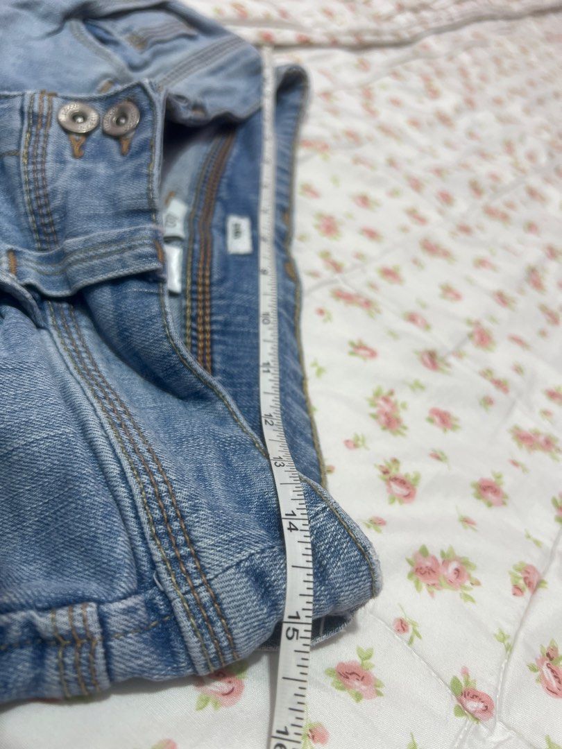 Liz & Co. Stretch Denim Bermuda Shorts (Category: Shorts) located in Pasig City. Submitted by morilove (Listing ID 1445247920, Image 3). Description: - Liz & Co. light wash denim bermuda shorts - Comfortable with a bit of stretch - Approximately 10-inch inseam - Button and zip closure - Ideal for casual wear.
