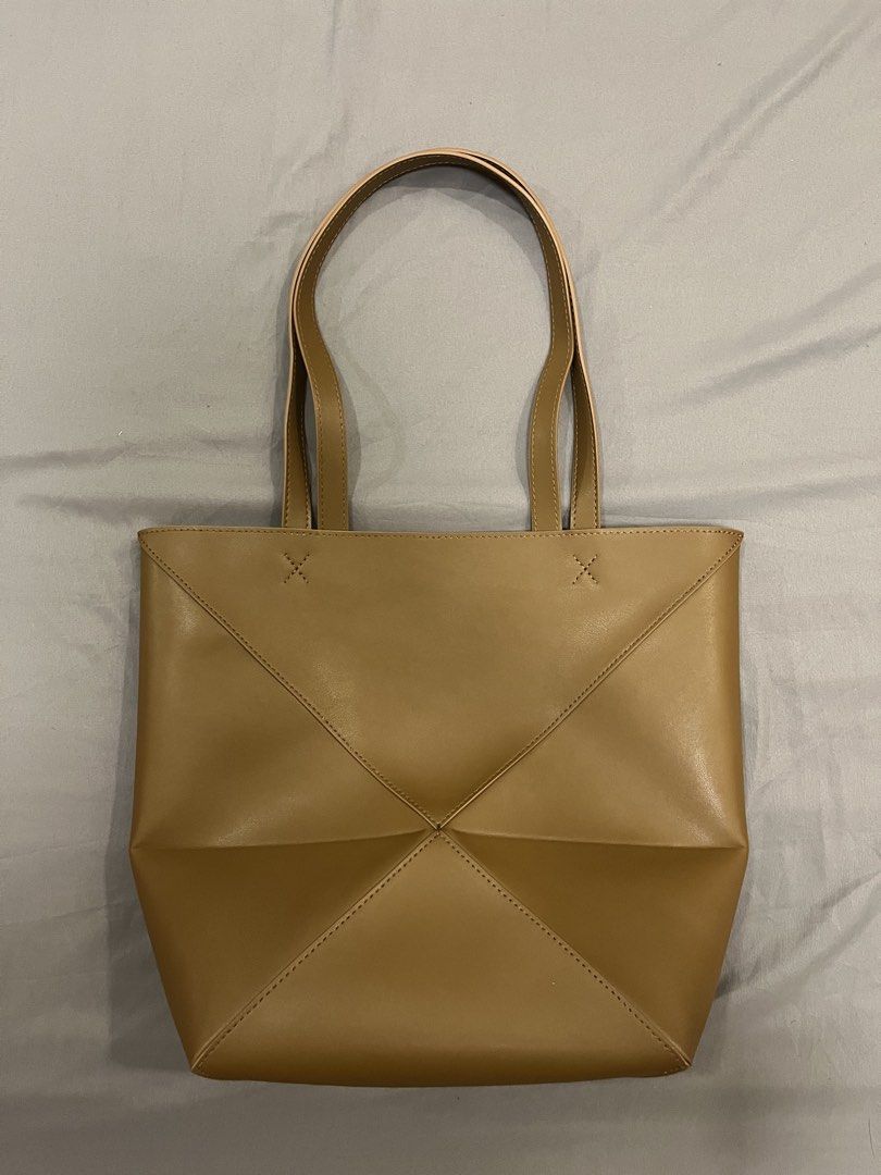 Loewe Medium Puzzle Fold Tote Bag Brown (Category: Luxury Bags & Wallets) located in Manila. Submitted by champa6nepapiii (Listing ID 1445382305, Image 2). Description: - no hidden flaws, perfect condition (10/10) - 4,500 + sf (nego) - can fit 13” laptop.