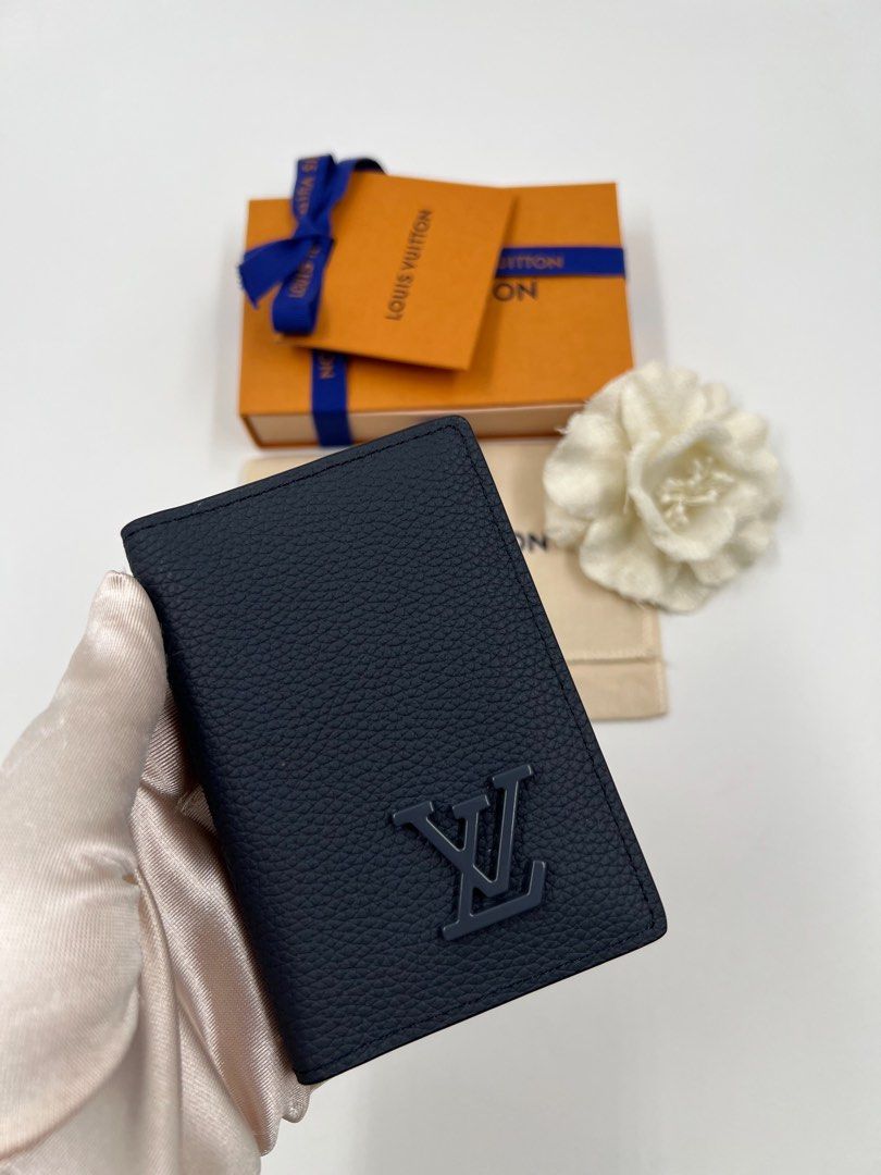 ⚜️LV Aerogram card wallet / pocket organizer (Category: Luxury Bags & Wallets) located in Makati City. Submitted by 90sangel (Listing ID 1445387985, Image 2). Description: •Item: LV aerogram pocket organizer ⚜️ •Size: 7.5 x 11.1 x 1 cm •Condition: Excellent! Good as New! 3 card slots 5 inside pockets Outside flat pocket *Made from grained LV Aerogram cowhide-leather, this Pocket Organizer is signed with LV Initials in matching-colored metal. .