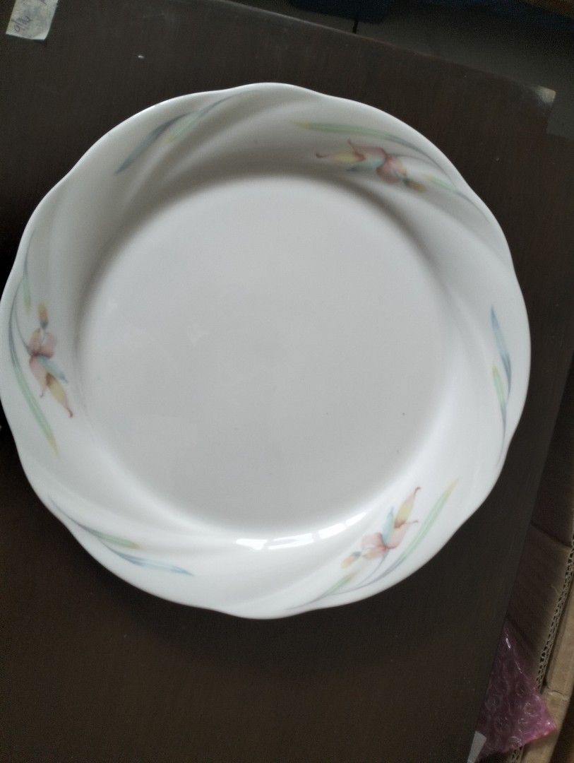 Narumi bone china made in japan (Category: Dinnerware & Cutlery) located in Caloocan City. Submitted by happyfire_bacda7 (Listing ID 1445340374, Image 2). Description: .