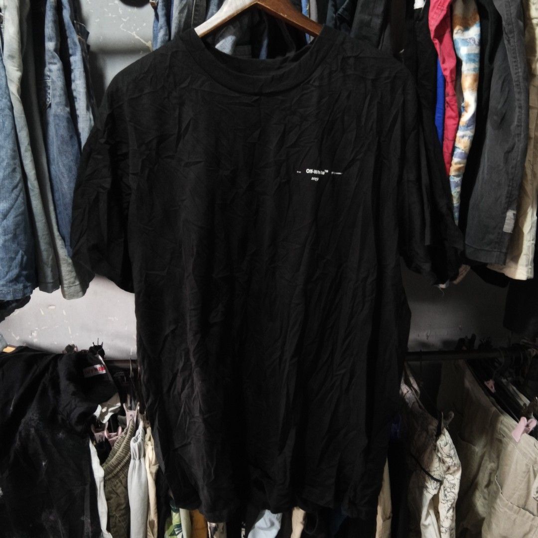 OFF-WHITE "MAIN LABEL" Black Graphic T-Shirt 2013 (Category: Tshirts & Polo Shirts ) located in Lucban. Submitted by aeronroyyy (Listing ID 1445330125, Image 2). Description: - Authentic 2013 Black OFF-WHITE T-shirt - Features iconic OFF-WHITE arrows graphic on the back - Small OFF-WHITE logo detail on the front - Made with quality materials - Essential piece for any streetwear collection.