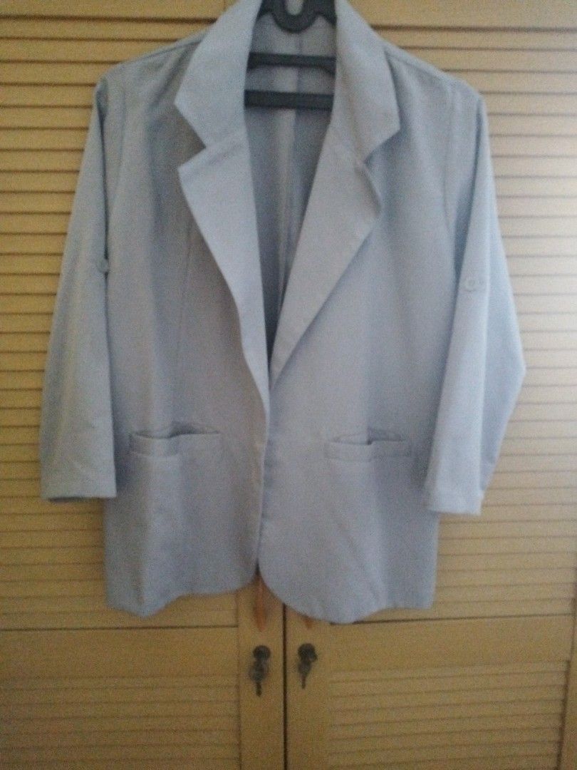 Outer (Kategori: Baju Luaran) berada di Depok. Dikirim oleh tya_preloved22 (ID iklan 1445270668, Gambar 3). Deskripsi: 🍓Warna : Light Gray to baby blue 🍓LD : 112 cm 🍓Bahan : katun 🍓Outer nya aslinya cantik sekali bahan tebal tidak panas no minus dll. 🍓 Pemakaian hanya 1x untuk ke kantor dari sejak pertama beli. 🍓 Dijual Krn sudah punya banyak Outer 🍓 Karna aku males foto in nya Jangan sungkan untuk chat aku yaa sista2 untuk minta detail fo