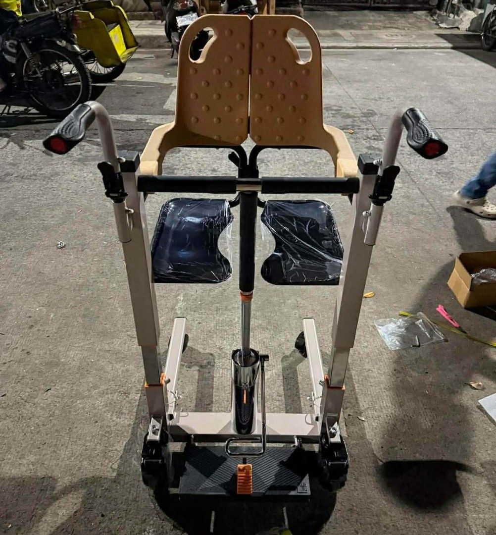 Patient transfer chair with commode (Category: Wheelchairs) located in Manila. Submitted by _lovelyvirgo17 (Listing ID 1445363968, Image 3). Description: same day delivery gcash or Bank transfer accepted open hours 7-10 located at bulusan laloma qc.