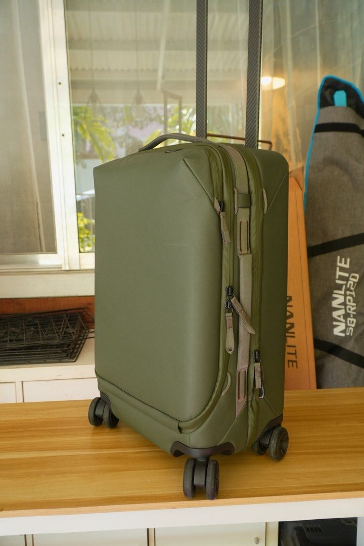 Peak Design Roller Pro Carry On Camera Bag (Category: Camera Bags & Carriers) located in Paranaque City. Submitted by jmagb (Listing ID 1445304114, Image 2). Description: Used a handful of times. Scuffs here and there but otherwise in excellent condition. .