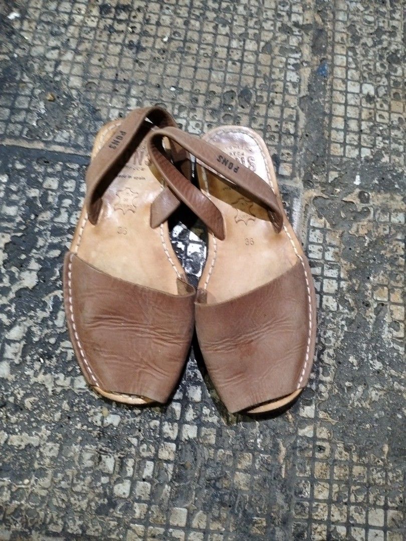 Pons Avarcas Brown Leather Slingback Sandals Size 38 (Category: Flats & Sandals) located in El Salvador. Submitted by francheskaukayukay (Listing ID 1445284928, Image 1). Description: - Brand: Pons Avarcas - Style: Brown leather slingback sandals - Size: 38 size 6 on tag best fit 8 - Origin: Made in Spain - Perfect for: Casual wear.