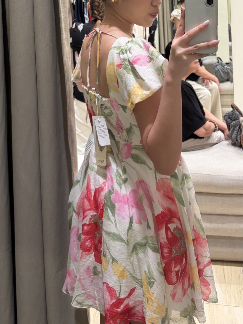 RENT : EVERNEW FLORAL DRESS (Category: Dresses) located in Manila. Submitted by zeahskloset (Listing ID 1445324769, Image 2). Description: .