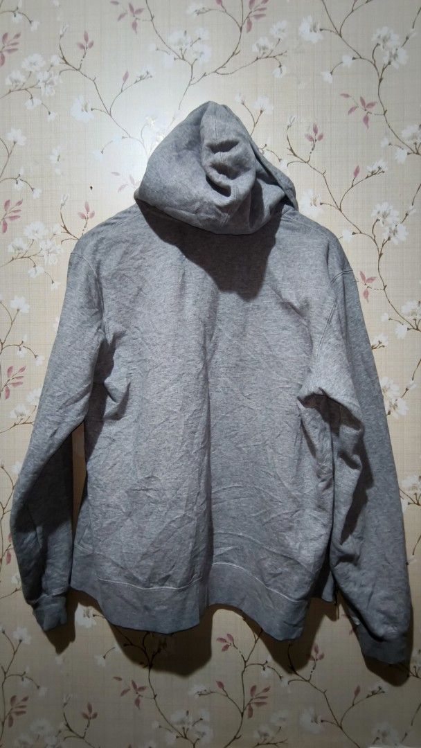 RVCA Grey Zip-Up Hoodie (Category: Hoodies) located in Caloocan City. Submitted by johnemmanu44152 (Listing ID 1445396166, Image 3). Description: - Grey RVCA zip-up hoodie - 25x20.5 ( Metro ginamit kong panukat) - issue ni lace - RVCA logo patch on chest - Full zip closure - Convenient pockets - Hooded design - Ideal for casual everyday wear.