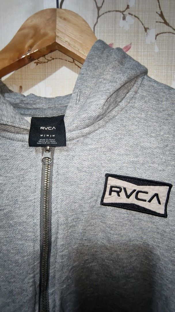 RVCA Grey Zip-Up Hoodie (Category: Hoodies) located in Caloocan City. Submitted by johnemmanu44152 (Listing ID 1445396166, Image 2). Description: - Grey RVCA zip-up hoodie - 25x20.5 ( Metro ginamit kong panukat) - issue ni lace - RVCA logo patch on chest - Full zip closure - Convenient pockets - Hooded design - Ideal for casual everyday wear.