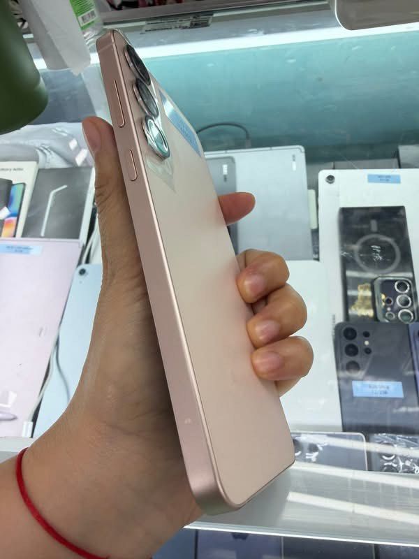 Samsung S25 Plus 512, FU, 95% smooth (Category: Android Others) located in San Juan City. Submitted by angelwinks8 (Listing ID 1445153683, Image 3). Description: Samsung S25 Plus 512, FU, 95% smooth .