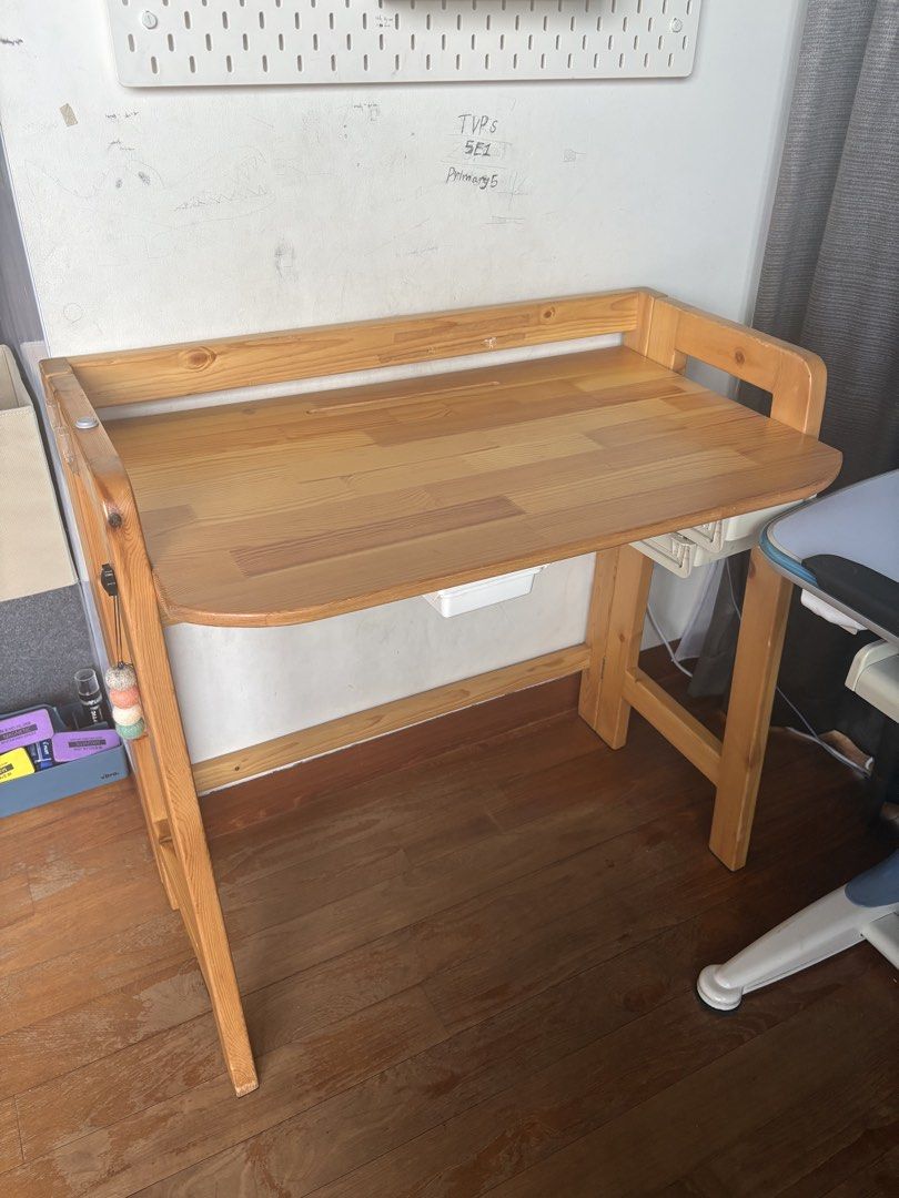 Small Solid desk table (Category: Tables & Sets) located in Singapore. Submitted by swiftfish.e0bbde (Listing ID 1445396979, Image 1). Description: .