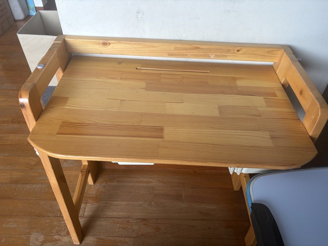 Small Solid desk table (Category: Tables & Sets) located in Singapore. Submitted by swiftfish.e0bbde (Listing ID 1445396979, Image 2). Description: .