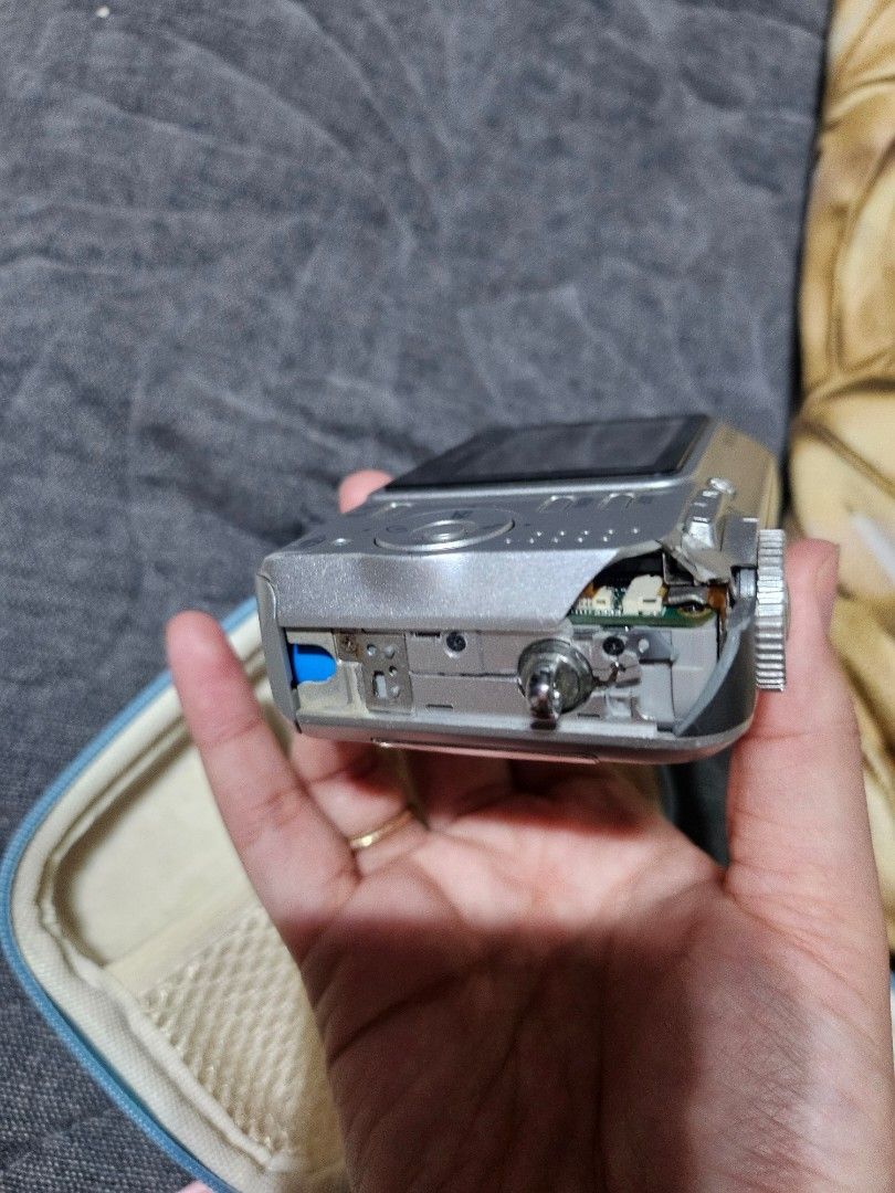 Sony Cyber-shot DSC-S650 Digital Camera (Category: Cameras) located in Manila. Submitted by declutterthisandthat (Listing ID 1445237552, Image 3). Description: - Sony Cyber-shot DSC-S650 Digital Camera - 7.2 Megapixels - 3x Optical Zoom - Includes original case - Great for casual photography or as a backup camera.
