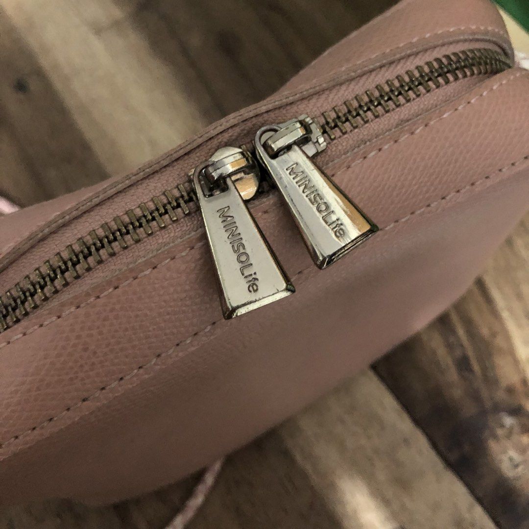 Tas Miniso (Kategori: Tas & Dompet Wanita) berada di Surabaya. Dikirim oleh preloved.by.raa (ID iklan 1445285517, Gambar 2). Deskripsi: - Kondisi masih bagus - Jarang dipakai.
