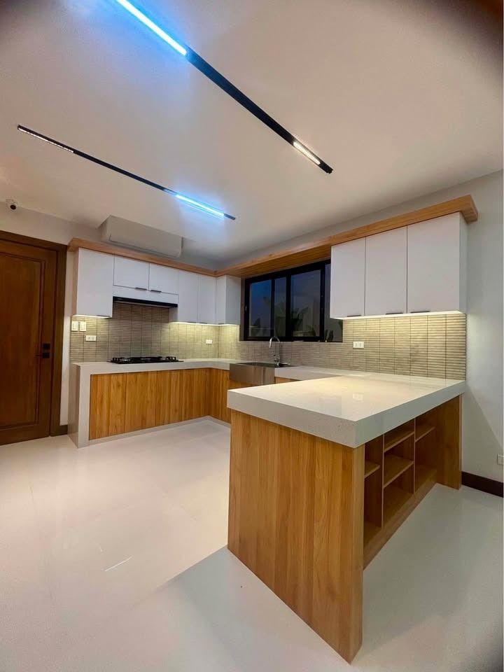 Timeless Elegance in BF Paranaque (Category: House & Lot) located in Manila. Submitted by mariaelena.npacunayen (Listing ID 1445344084, Image 3). Description: Lot Area 204 sqm Floor Area 320 sqm Experience a home where timeless design meets exceptional craftsmanship. Located in the prestigious BF Paranaque executive area, this residence showcases refined architectural details and thoroughly curated finishes that define luxury living. The home fea