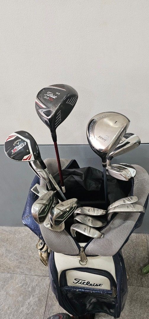 Titleist Golf Bag (Category: Golf) located in Manila. Submitted by sheshe08 (Listing ID 1445335229, Image 1). Description: bag only.