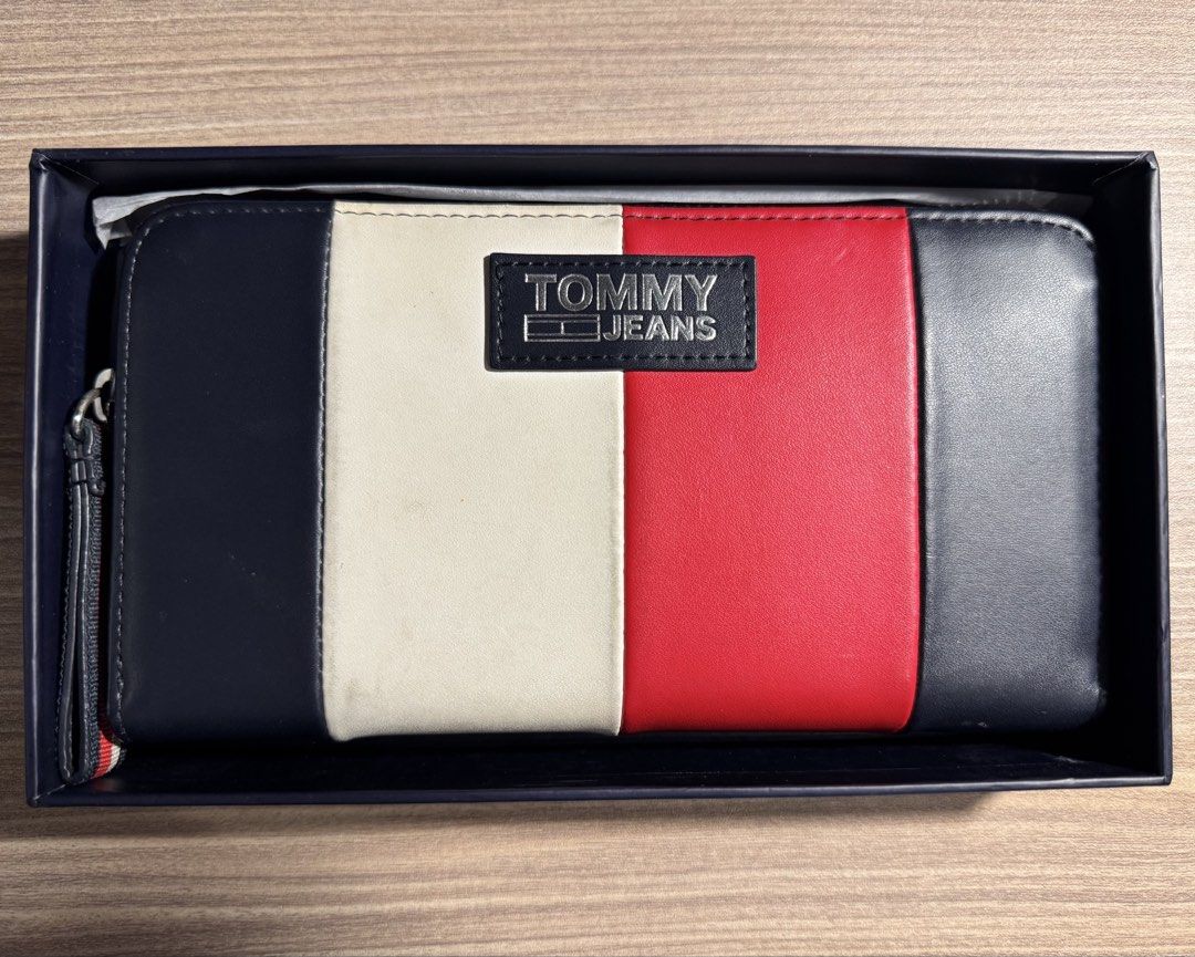 Tommy Hilfiger Long Corporate Wallet (Category: Wallets & Card holders) located in Pasig City. Submitted by l2ljk (Listing ID 1445354816, Image 2). Description: rfs: decluttering - bought in Japan - no flaws just in need of a bit of cleaning - comes with box.